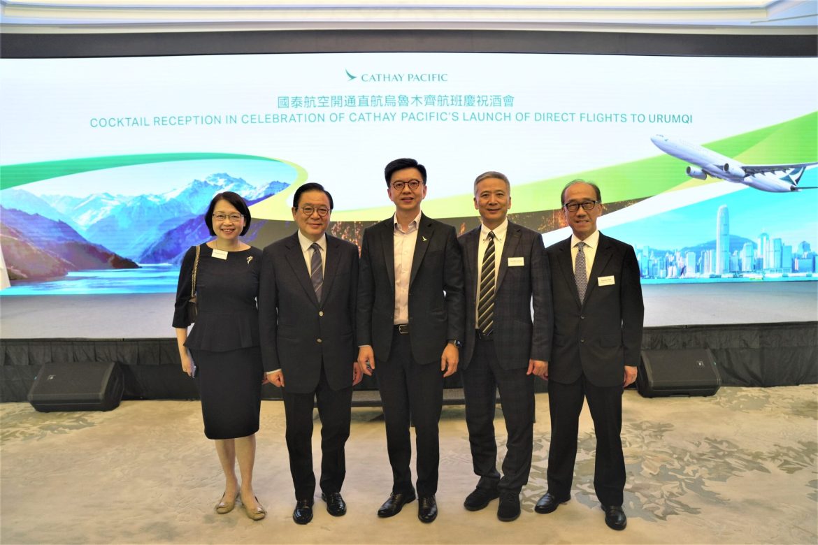 Le PDG de Cathay Group, Ronald Lam (Centre), membre non officiel du Conseil exécutif Jeffrey Lam (deuxième de gauche à gauche), membre du Conseil législatif Perry Yiu (deuxième à droite), commissaire du tourisme Angelina Cheung (premier de gauche) et président du Conseil de l'industrie du voyage de Hong Kong Tommy Tam (le premier de droite) a assisté à la réception.
