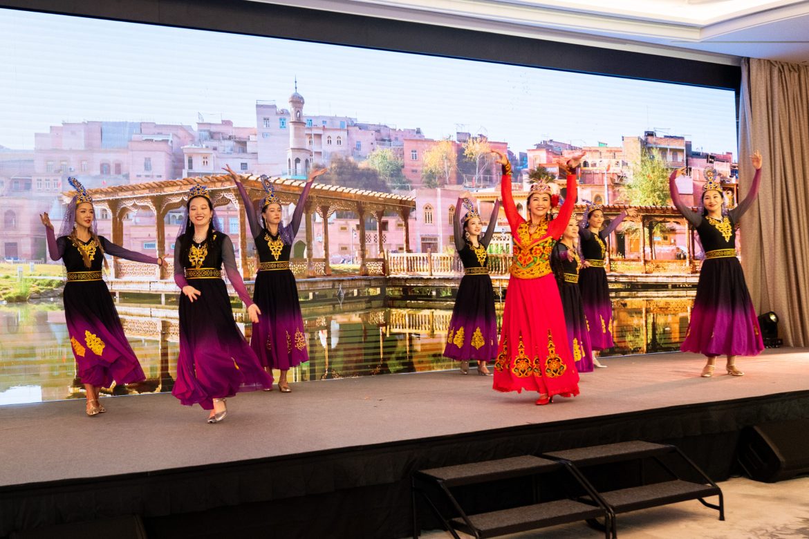 Les invités ont eu droit à une performance de danse de style Xinjiang lors de la réception pour célébrer le lancement de la route à venir.