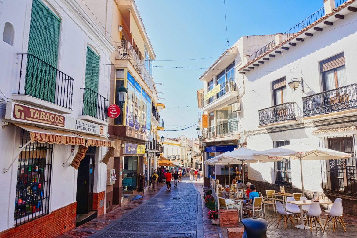 Rue commerçante à Nerja, Espagne L'une des principales destinations de voyage 2025