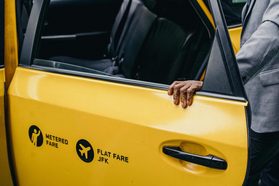 Une porte ouverte d'un taxi jaune à JFK à New York