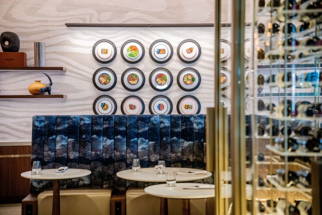 Restaurant avec des tables blanches et des sièges bleu moelleux.